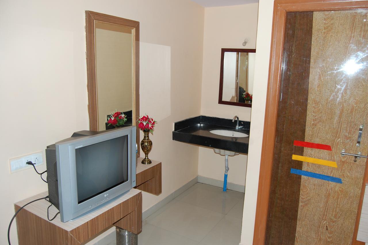 Hotel Utsav Shirdi Esterno foto