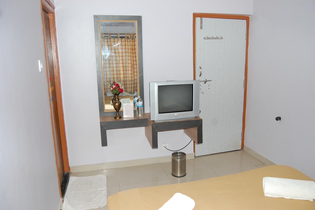 Hotel Utsav Shirdi Esterno foto