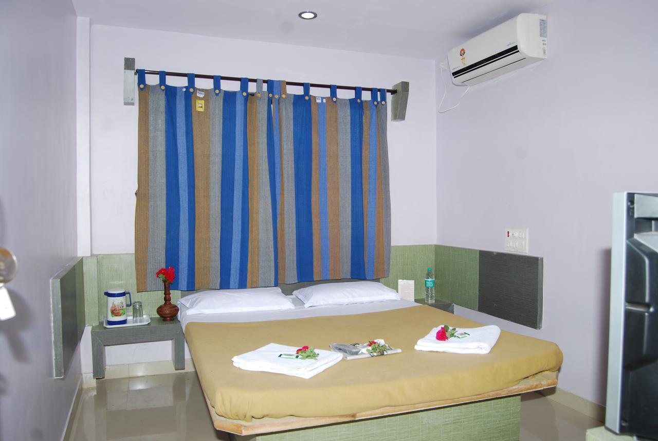 Hotel Utsav Shirdi Esterno foto