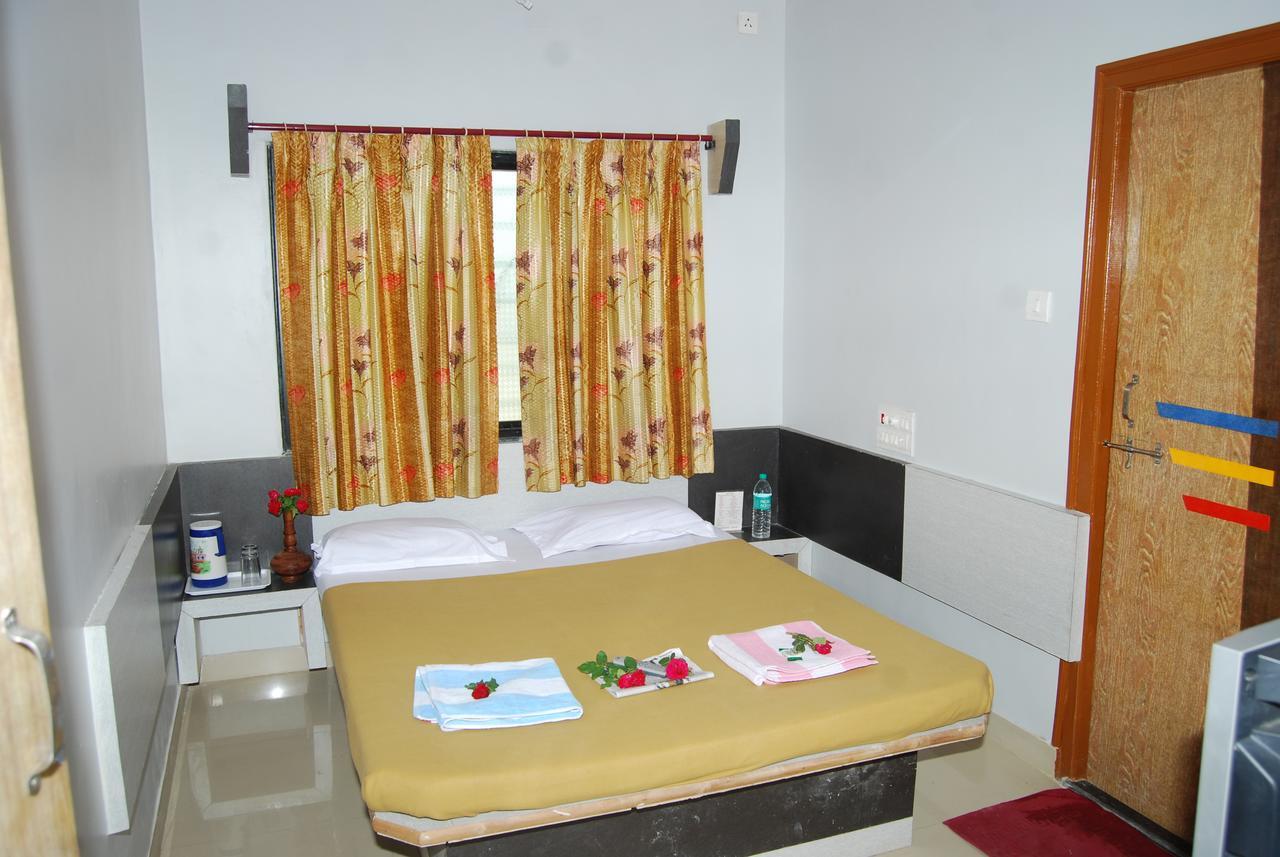 Hotel Utsav Shirdi Esterno foto