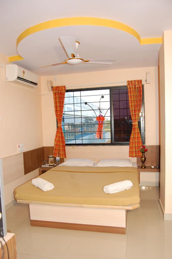 Hotel Utsav Shirdi Esterno foto