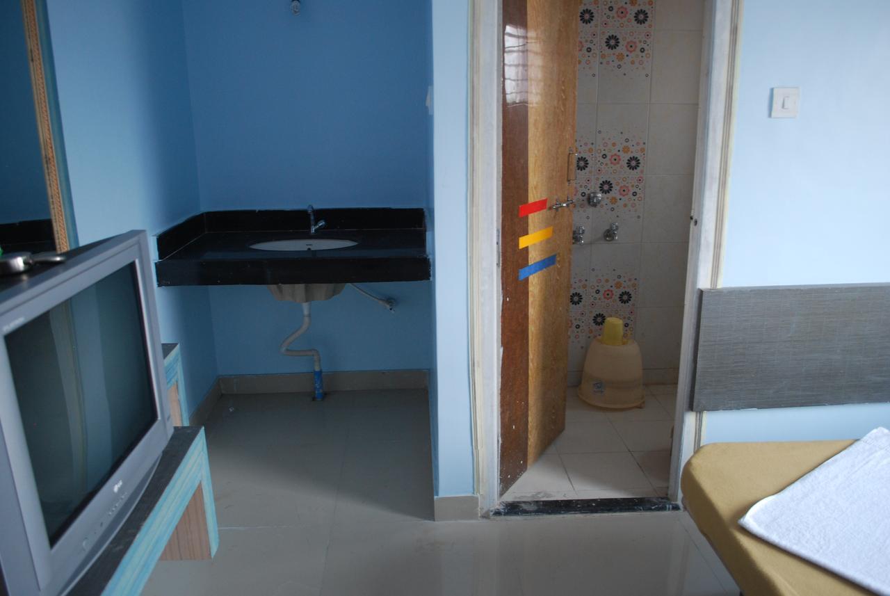 Hotel Utsav Shirdi Esterno foto
