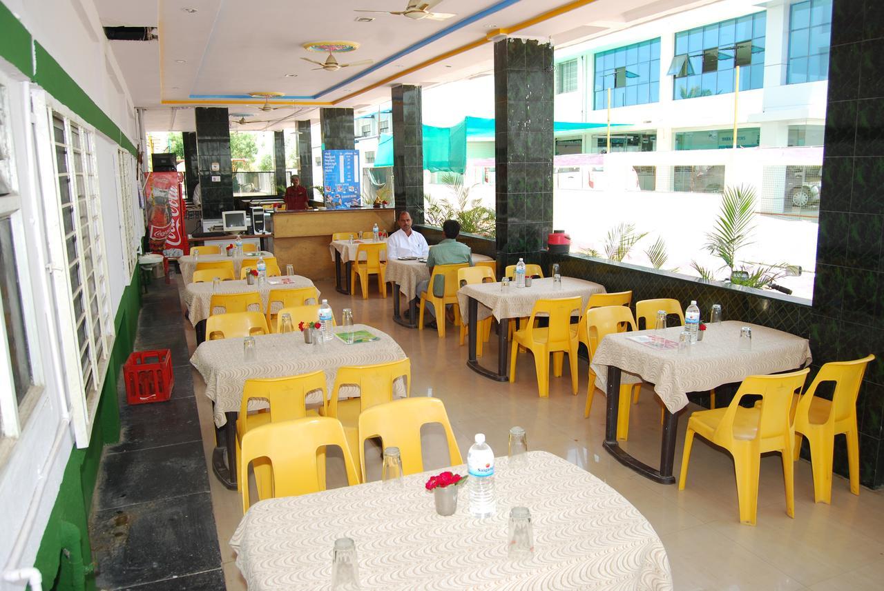 Hotel Utsav Shirdi Esterno foto