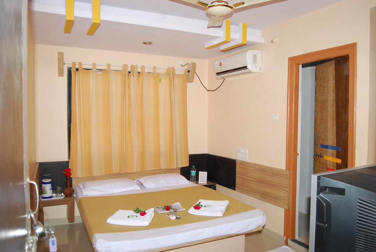 Hotel Utsav Shirdi Esterno foto